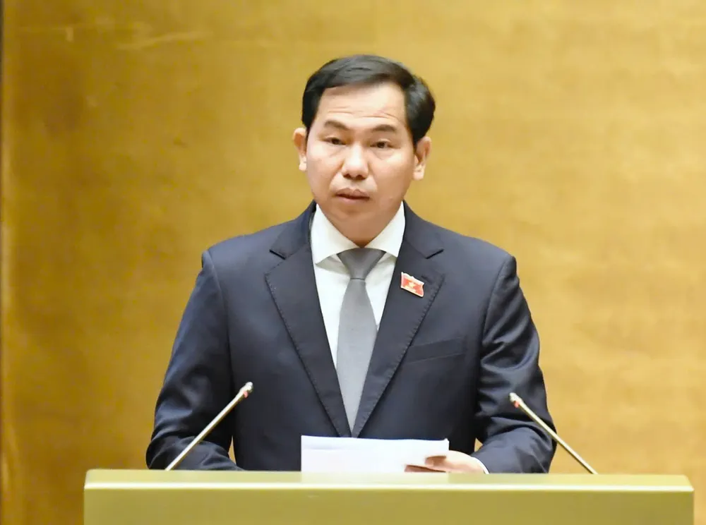 Generalsekretær i nasjonalforsamlingen – leder for nasjonalforsamlingens kontor, Le Quang Manh, presenterte rapporten fra nasjonalforsamlingens tilsynsdelegasjon om implementeringen av politikk og lover om miljøvern, morgenen 28. oktober. Foto: VIET CHUNG