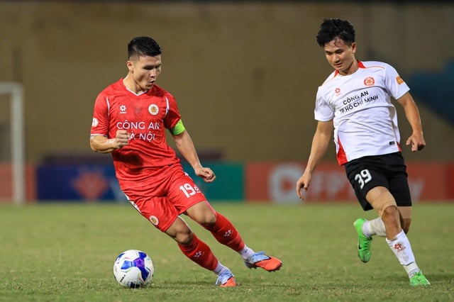 Med én spiller mindre vant CAHN Club likevel mot HCM City Police Club: Kampen om mesterskapet er veldig «het» - Bilde 1. Đá thiếu người, CLB CAHN vẫn thắng CLB Công an TP.HCM: Đua vô địch rất 'nóng'- Ảnh 1.