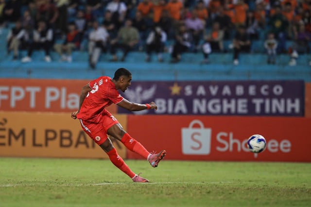 Med én spiller mindre vant CAHN Club likevel mot HCM City Police Club: Kampen om mesterskapet er veldig «het» - Bilde 2. Đá thiếu người, CLB CAHN vẫn thắng CLB Công an TP.HCM: Đua vô địch rất 'nóng'- Ảnh 2.