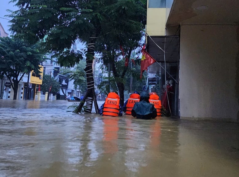 La policía de la ciudad de Hue trabajó toda la noche para ayudar a la gente a hacer frente a las inundaciones históricas - Foto 1. Công an TP. Huế trắng đêm giúp người dân ứng phó với mưa lũ lịch sử- Ảnh 1.