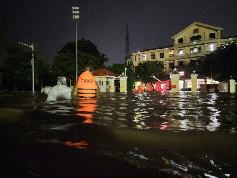 La policía de la ciudad de Hue trabajó toda la noche para ayudar a la gente a hacer frente a las inundaciones históricas - Foto 2. Công an TP. Huế trắng đêm giúp người dân ứng phó với mưa lũ lịch sử- Ảnh 2.