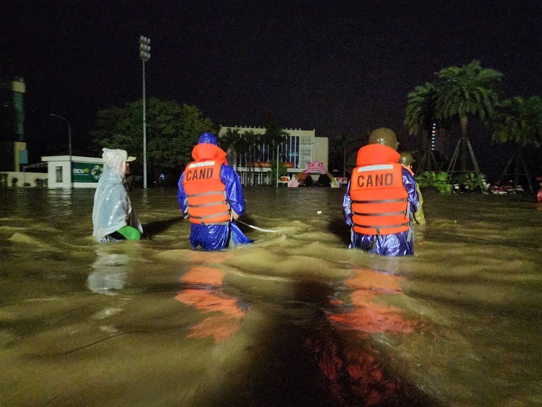 La policía de la ciudad de Hue trabajó toda la noche para ayudar a la gente a hacer frente a las inundaciones históricas - Foto 3. Công an TP. Huế trắng đêm giúp người dân ứng phó với mưa lũ lịch sử- Ảnh 3.