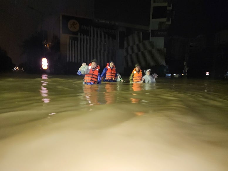 La policía de la ciudad de Hue trabajó toda la noche para ayudar a la gente a hacer frente a las inundaciones históricas - Foto 4. Công an TP. Huế trắng đêm giúp người dân ứng phó với mưa lũ lịch sử- Ảnh 4.