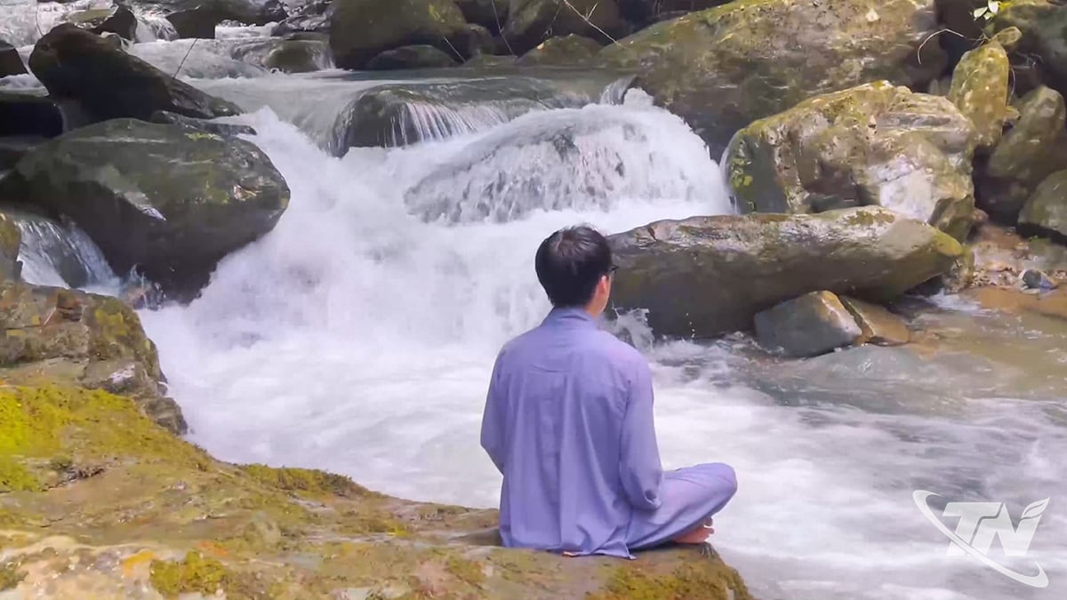 Dòng suối Đá Đen trong vắt, chảy quanh khu Thiền viện, góp phần tạo nên vẻ đẹp thanh tịnh.