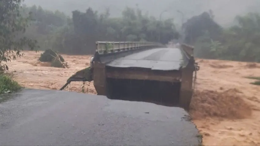 बाढ़ और बारिश ने ह्यू में एक पुल के खंभे तक जाने वाली सड़क को नष्ट कर दिया। चित्र स्रोत: एसजीजीपी ऑनलाइन समाचार पत्र