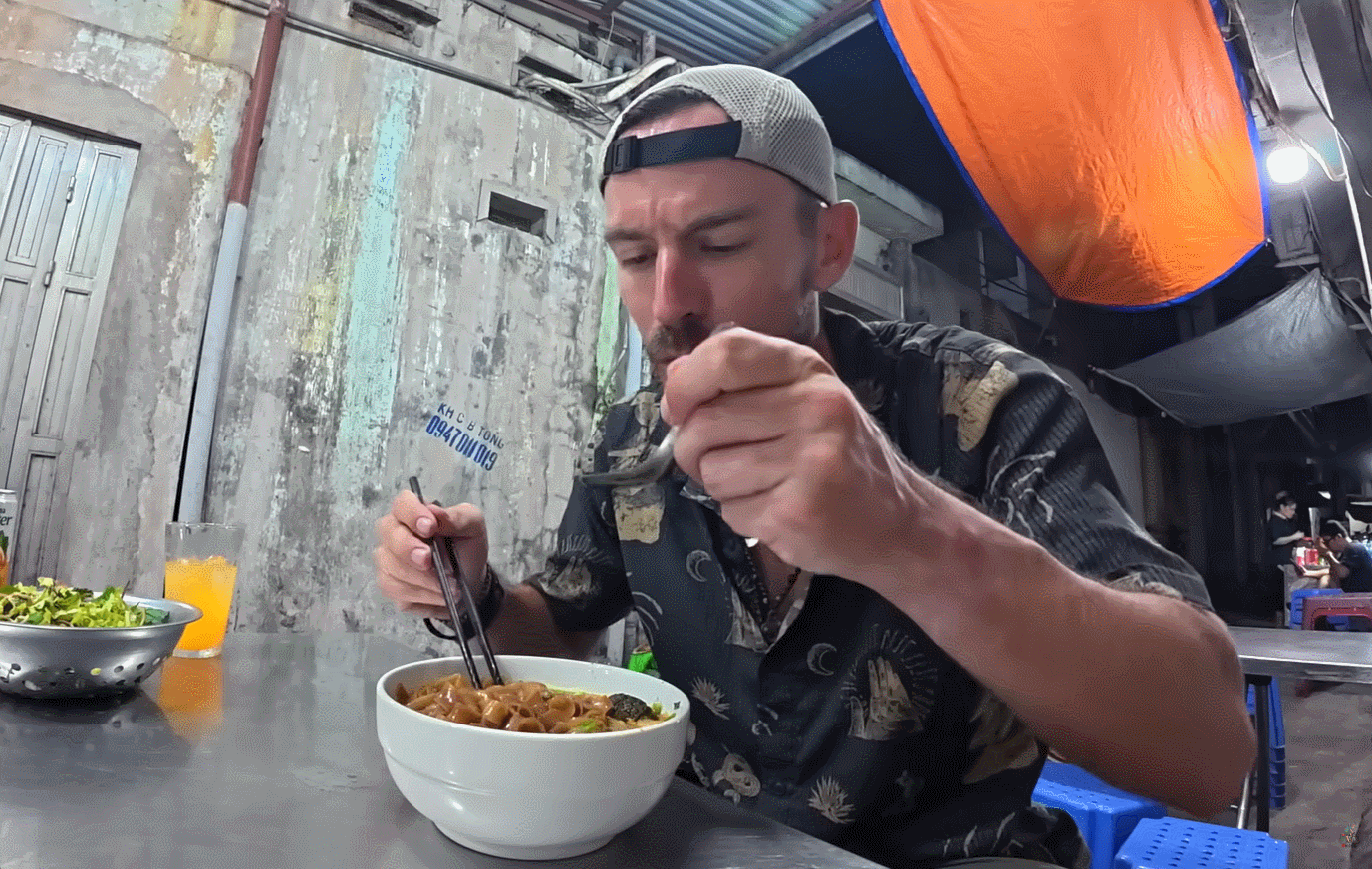 O YouTuber americano provou o caldo e pareceu gostar.