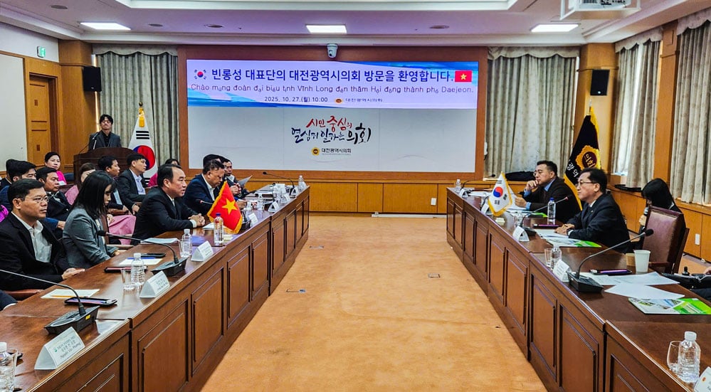 Arbetsdelegationen från Vinh Long-provinsen, ledd av kamrat Lu Quang Ngoi - biträdande sekreterare i den provinsiella partikommittén, ordförande för den provinsiella folkkommittén och chef för arbetsdelegationen, arbetade med ordföranden för Daejeons stadsfullmäktige - Cho Won Hee.