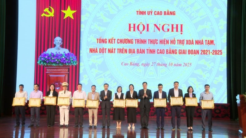 प्रांतीय जन समिति के अध्यक्ष ने  Chủ tịch UBND tỉnh tặng Bằng khen 21 tập thể và 14 cá nhân có thành tích xuất sắc trong thực hiện Phong trào thi đua “Chung tay xóa nhà tạm, nhà dột nát trên địa bàn tỉnh Cao Bằng năm 2025”.
