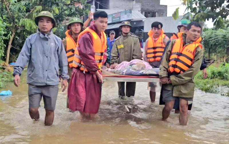 A községi rendőrség azonnal segített egy hősies vietnami anyának, aki súlyos betegségben szenvedett az árvíz során -0