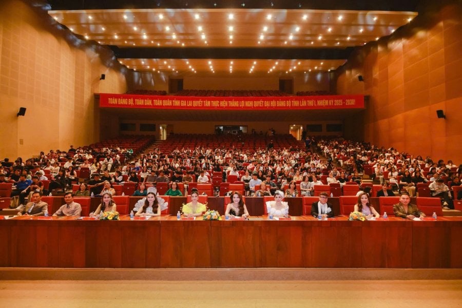Die hochkarätige Jury versammelt sich – renommierte Gesichter aus den Bereichen Schönheit und Business Ban giám khảo quyền lực hội tụ – những gương mặt uy tín trong lĩnh vực sắc đẹp và doanh nhân