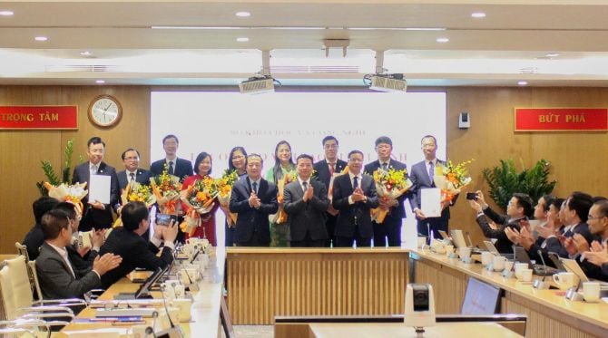 Los dirigentes del Ministerio de Ciencia y Tecnología se tomaron fotos de recuerdo con los funcionarios transferidos y designados. Foto: Centro de Comunicación Científica y Tecnológica. Lãnh đạo Bộ KH&CN chụp ảnh lưu niệm với các cán bộ được điều động, bổ nhiệm. Ảnh: Trung tâm Truyền thông KH&CN.