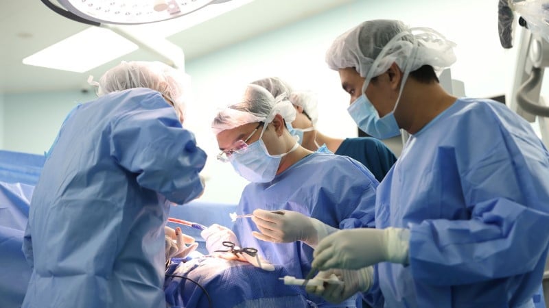 Doctorul a intervenit pentru pacient.