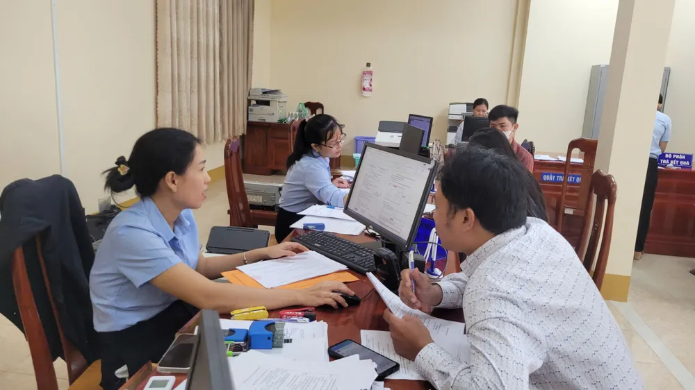 Tay Ninh-provinsen skickar 20 statstjänstemän och offentliganställda från avdelningar och filialer till kommunnivå