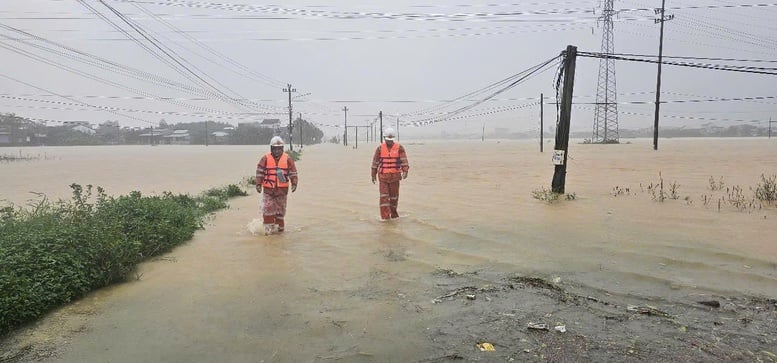 EVNCPC: Hacer de la seguridad eléctrica en zonas inundables una máxima prioridad - Foto 1. EVNCPC: Đặt an toàn điện trong vùng mưa lũ là ưu tiên hàng đầu- Ảnh 1.