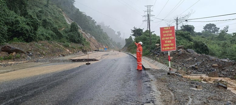 EVNCPC: Hacer de la seguridad eléctrica en zonas inundables una máxima prioridad - Foto 2. EVNCPC: Đặt an toàn điện trong vùng mưa lũ là ưu tiên hàng đầu- Ảnh 2.