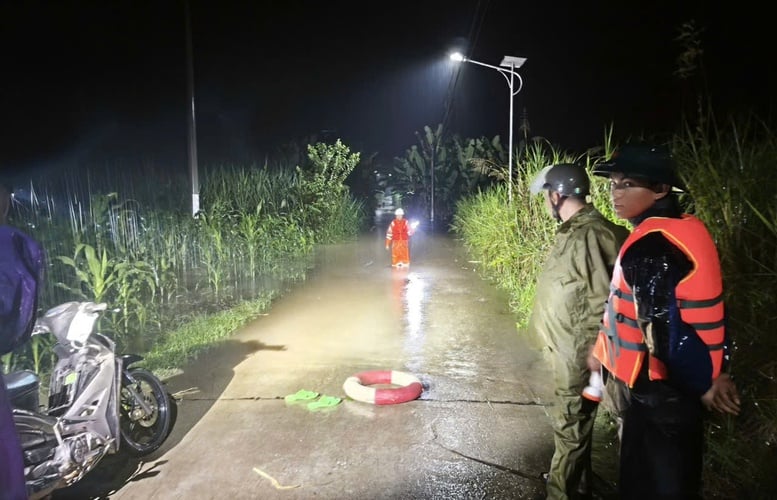 EVNCPC: Hacer de la seguridad eléctrica en zonas inundables una máxima prioridad - Foto 3. EVNCPC: Đặt an toàn điện trong vùng mưa lũ là ưu tiên hàng đầu- Ảnh 3.