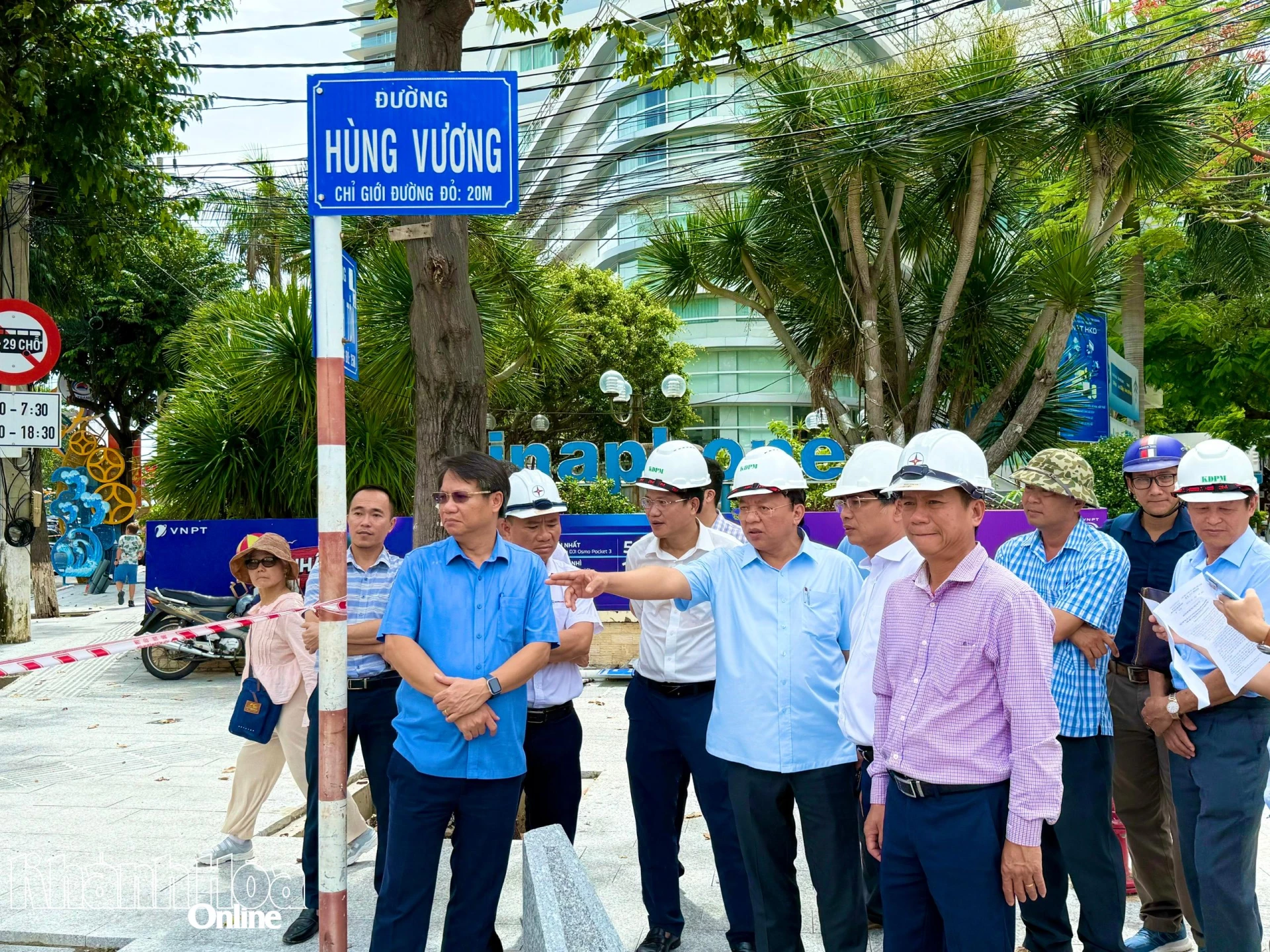 O camarada Le Huyen inspecionou o cruzamento da Rua Le Thanh Ton com a Rua Hung Vuong.