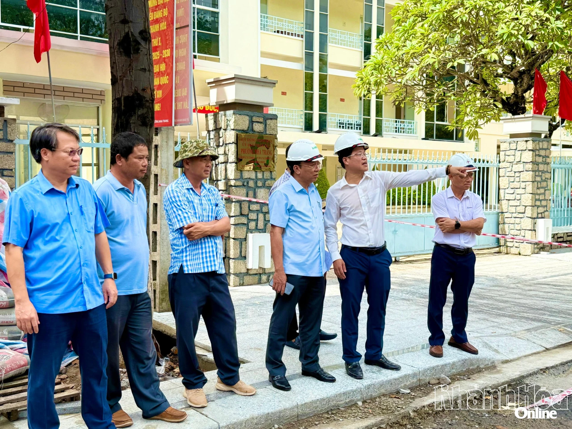 O camarada Le Huyen inspecionou a seção de construção em frente ao Comitê Popular do Bairro de Nha Trang.