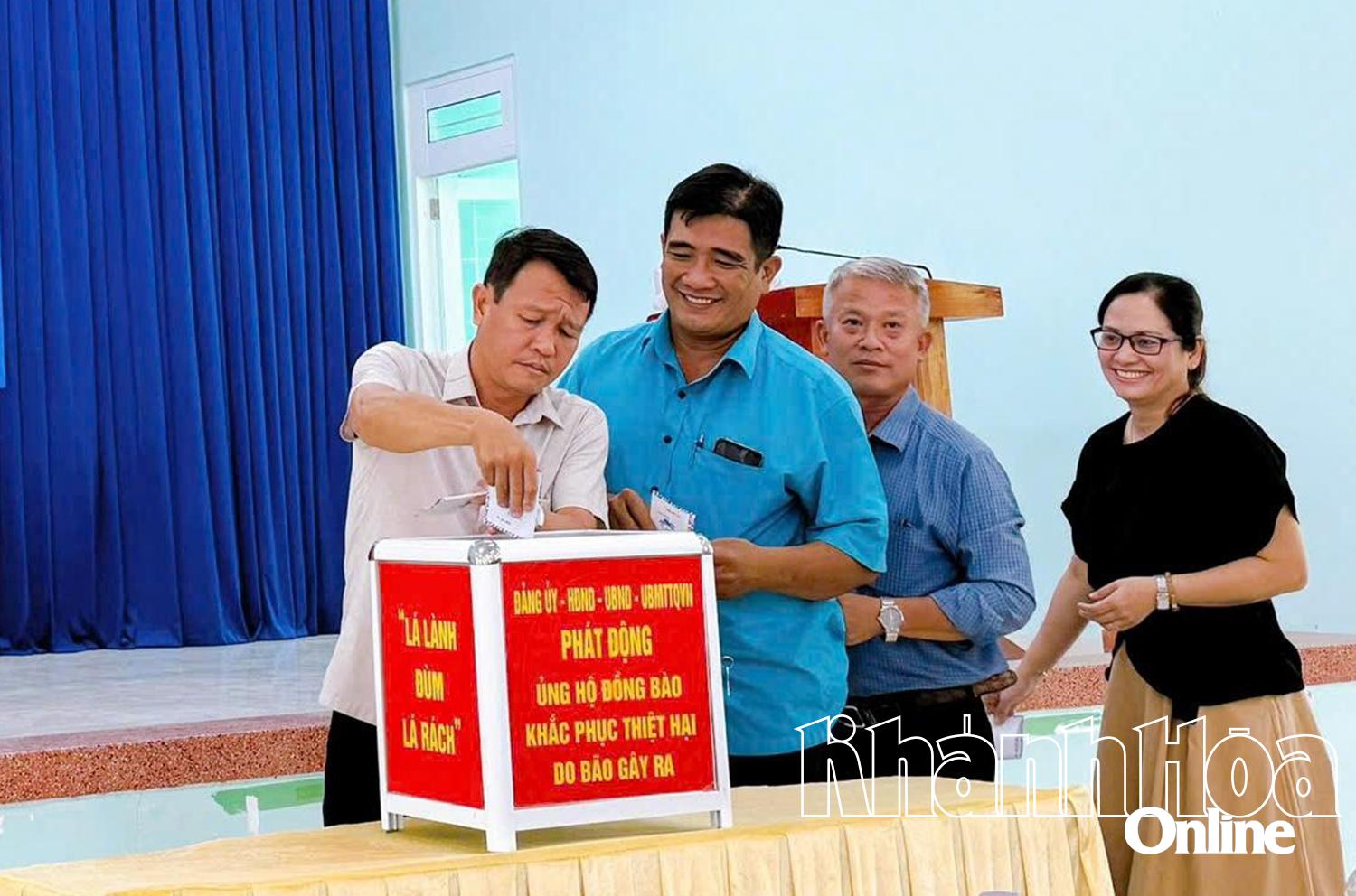 ບັນດາການນຳຂອງຄະນະພັກ, ສະພາປະຊາຊົນ, ຄະນະກຳມະການປະຊາຊົນ ແລະ ຄະນະກຳມະການແນວໂຮມປະເທດຊາດ ຫວຽດນາມ ປະຈຳຕາແສງ ເຂົ້າຮ່ວມ.