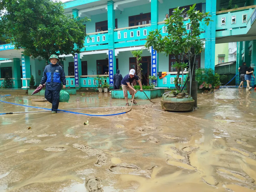 ນ້ຳຖ້ວມທີ່ຄາດບໍ່ໄດ້, ຊາວນະຄອນ ດ່າໜັງ ພວມທຳຄວາມສະອາດຂີ້ຕົມ