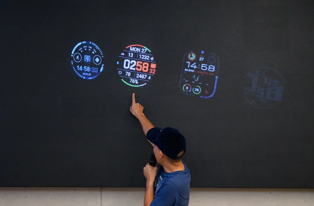 تتمتع شاشة fēnix 8 MicroLED بسطوع استثنائي عند مقارنتها بشاشات الساعات الأخرى