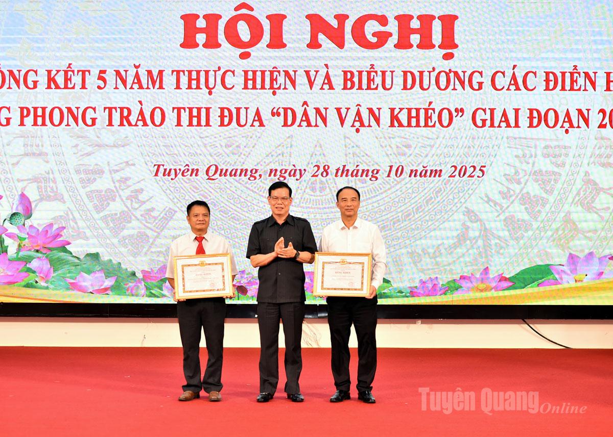 Đồng chí Triệu Tài Vinh, Phó trưởng Ban Tuyên giáo và Dân vận Trung ương trao Bằng khen của Ban Tuyên giáo và Dân vận Trung ương cho các tập thể.