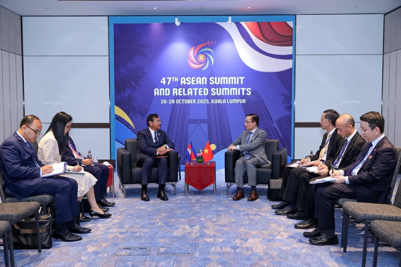 Le Hoai Trung, a párt központi bizottságának titkára és külügyminiszter kétoldalú találkozókat tartott a 47. ASEAN-csúcstalálkozón és a kapcsolódó csúcstalálkozókon. Bí thư Trung ương Đảng, Bộ trưởng Ngoại giao Lê Hoài Trung tiếp xúc song phương tại Hội nghị cấp cao ASEAN lần thứ 47 và các hội nghị liên quan