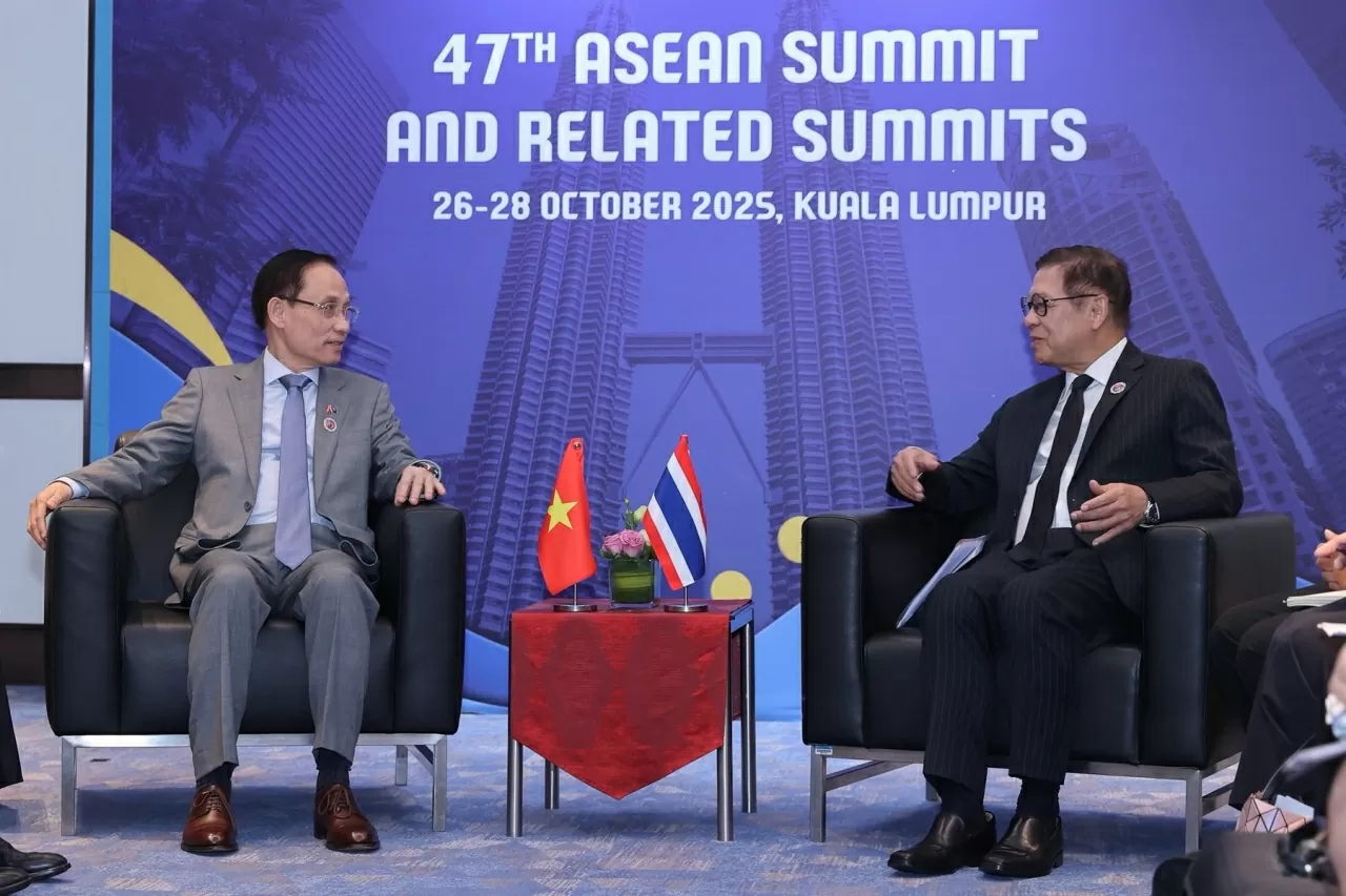 Le Hoai Trung, a párt központi bizottságának titkára és külügyminiszter kétoldalú találkozókat tartott a 47. ASEAN-csúcstalálkozón és a kapcsolódó csúcstalálkozókon. Bí thư Trung ương Đảng, Bộ trưởng Ngoại giao Lê Hoài Trung tiếp xúc song phương tại Hội nghị cấp cao ASEAN lần thứ 47 và các hội nghị liên quan