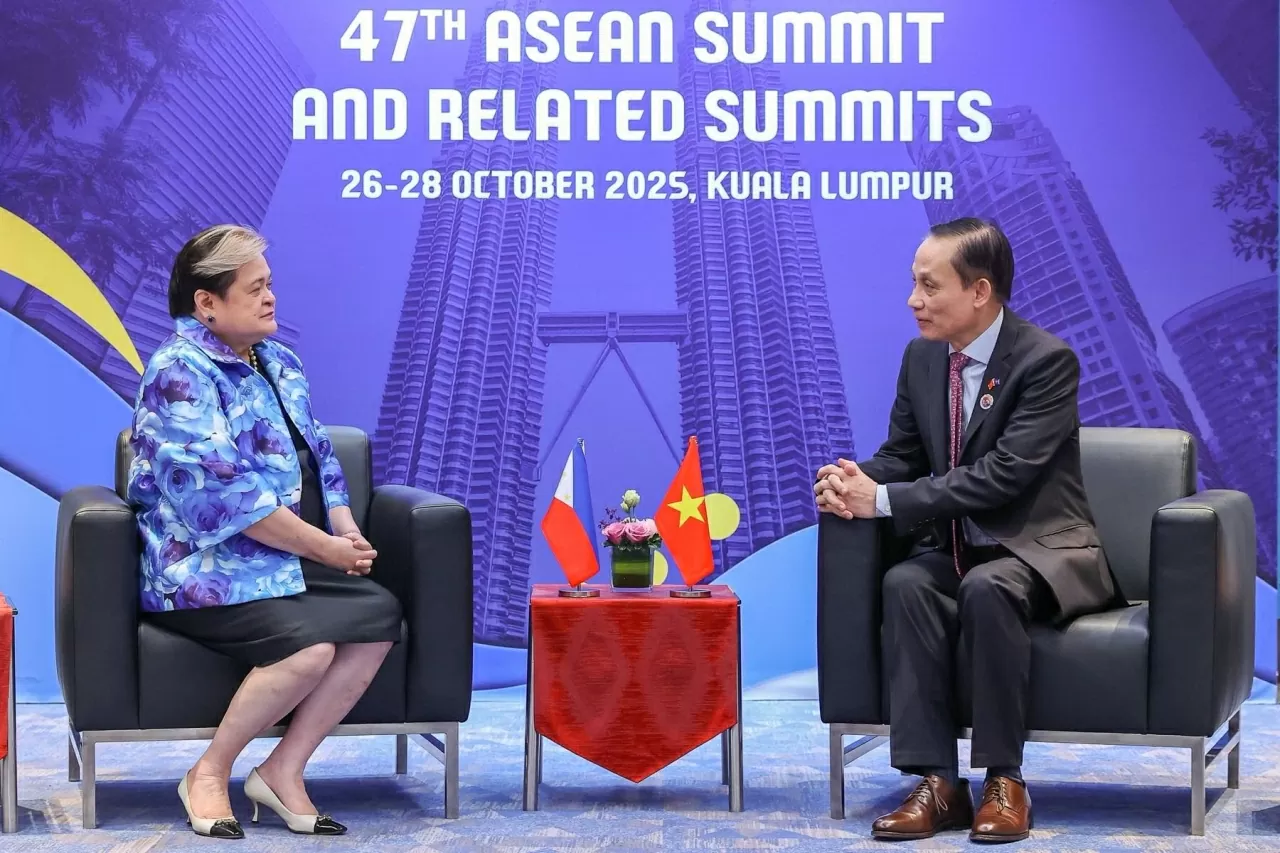 Le Hoai Trung, a párt központi bizottságának titkára és külügyminiszter kétoldalú találkozókat tartott a 47. ASEAN-csúcstalálkozón és a kapcsolódó csúcstalálkozókon. Bí thư Trung ương Đảng, Bộ trưởng Ngoại giao Lê Hoài Trung tiếp xúc song phương tại Hội nghị cấp cao ASEAN lần thứ 47 và các hội nghị liên quan