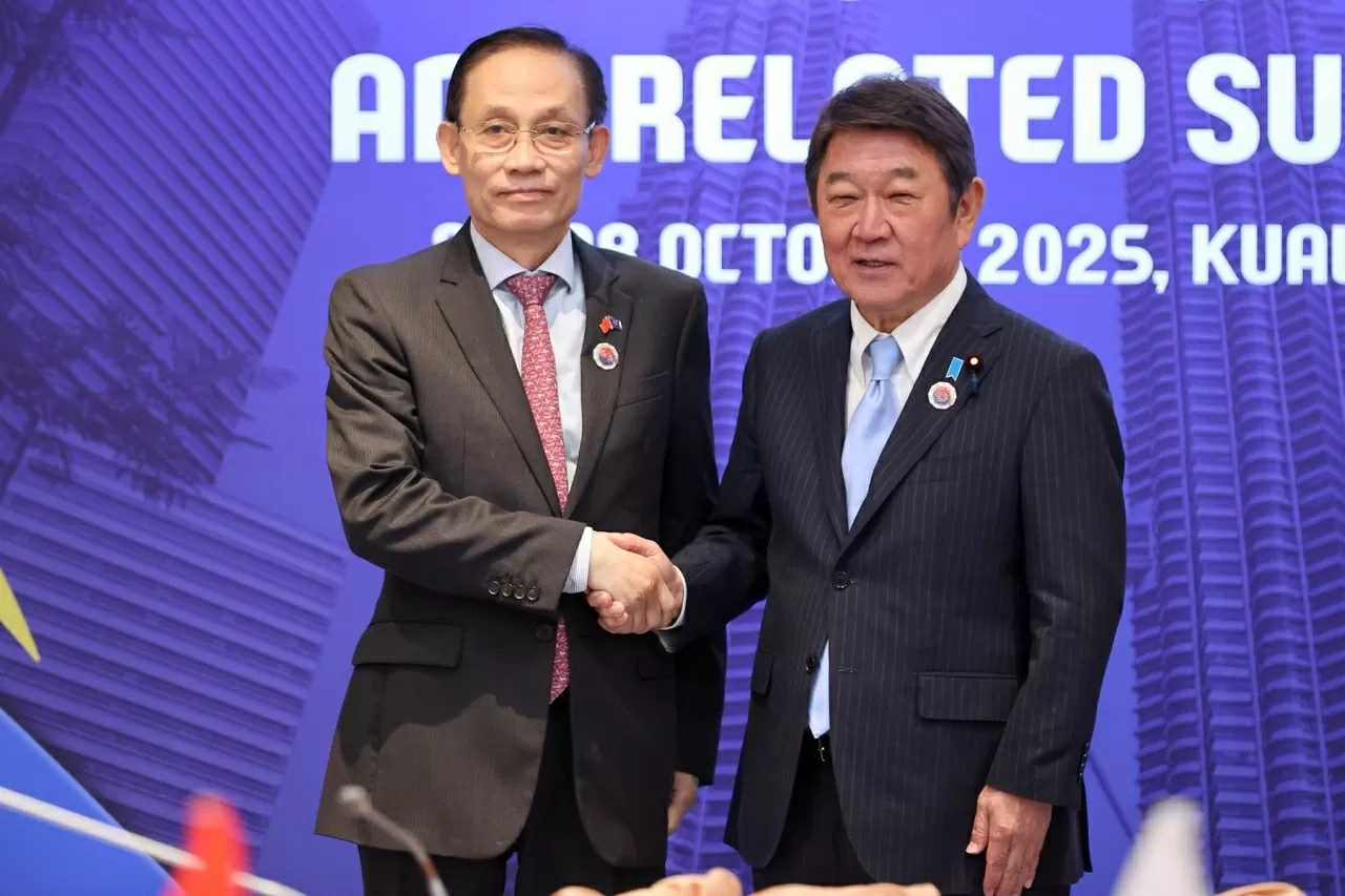 A párt központi bizottságának titkára, Le Hoai Trung külügyminiszter és japán külügyminiszter. Bí thư Trung ương Đảng, Bộ trưởng Ngoại giao Lê Hoài Trung và Bộ trưởng Ngoại giao Nhật Bản.