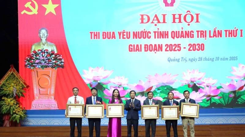 Nguyen Van Phuong, de secretaris van de provinciale partij van Quang Tri, reikte nobele onderscheidingen uit aan collectieven en individuen die zich bijzonder verdienstelijk hadden gemaakt.