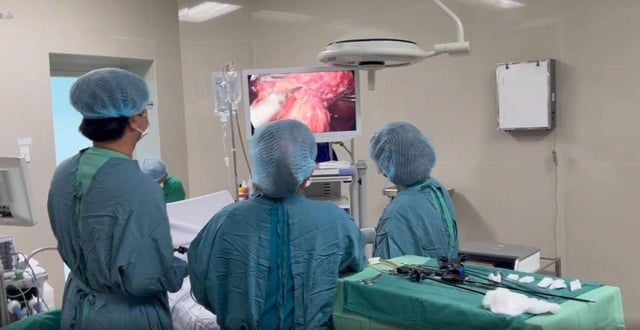 Salvarea vieții primului pacient cu tumoră splenică chistică rară din Vinh Long - Fotografia 1. Cứu sống bệnh nhân bị u lách dạng nang hiếm gặp đầu tiên tại Vĩnh Long- Ảnh 1.