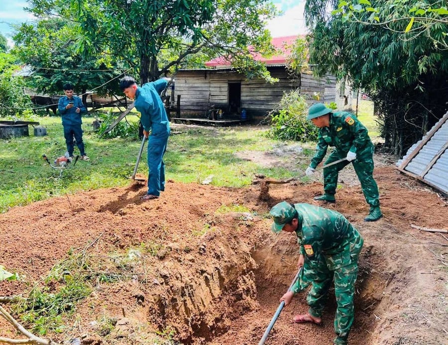 Bộ đội Đồn Biên phòng Ia Mơ và lực lượng dân quân xã Ia Mơ đào hố rác giúp gia đình bà Rơ Lan Blê (làng Hnap).