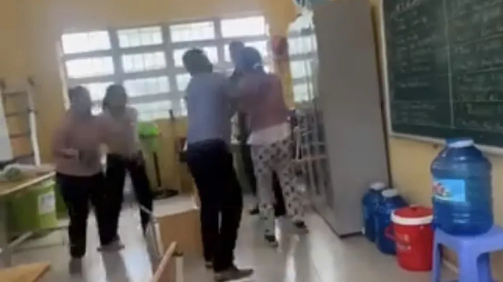 Bild utklippt från video på N.T.T.L:s föräldrar som går till skolan för att träffa Mr. T sprids på sociala nätverk