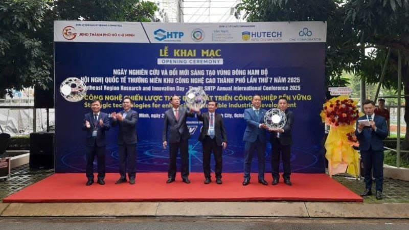 Delegații au oficiat ceremonia de deschidere a „Zilei Cercetării și Inovației în Regiunea Sud-Est”.