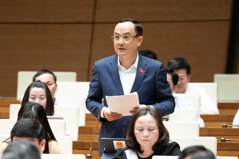 Delegaten Nguyen Ngoc Son (Hai Phong) talade i salen på morgonen den 28 oktober. Foto: QUANG PHUC