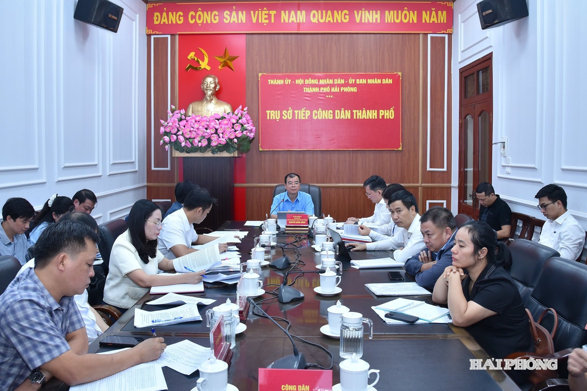 O camarada Nguyen Minh Hung, vice-presidente do Comitê Popular da Cidade, presidiu a recepção regular aos cidadãos em outubro de 2025.