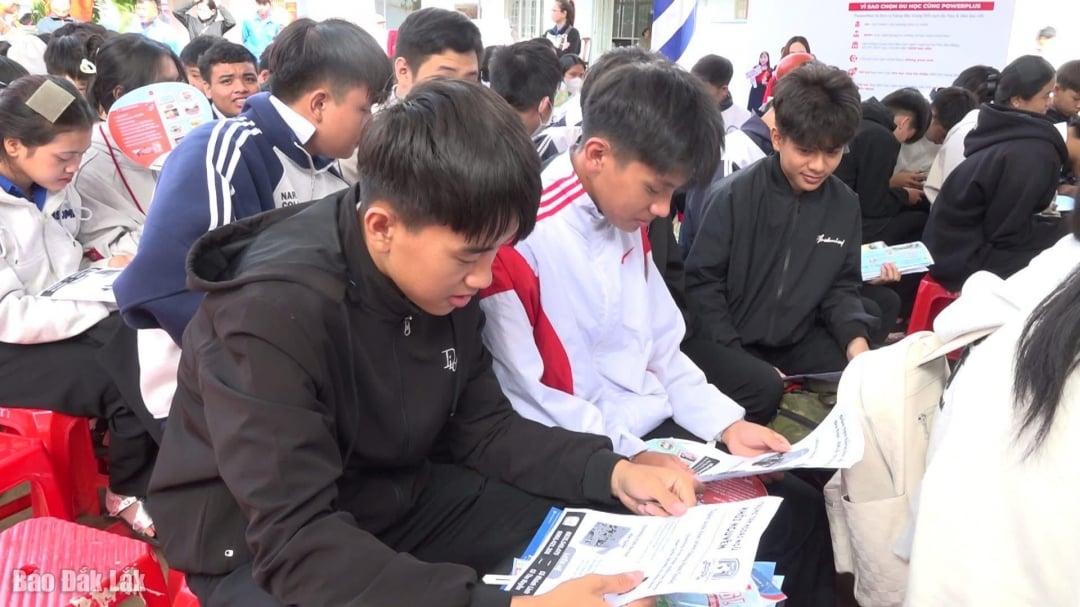 Siswa-siswi komune Pong Drang belajar tentang pasar tenaga kerja di Bursa Kerja 2025 di daerah tersebut.