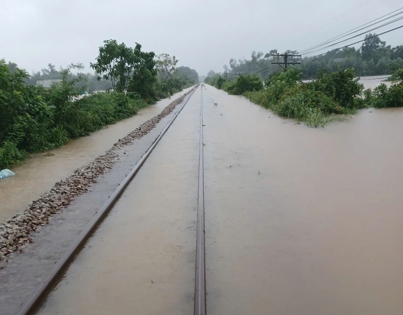 Les chemins de fer suspendent temporairement une série de trains en raison des inondations à Hué et Da Nang