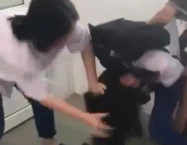 Hanói exige que as escolas criem linhas diretas para responder à violência escolar.