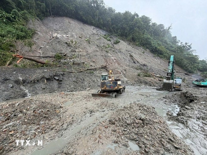 Pihak berwenang segera memperbaiki longsor di Km 1405-1408 Jalan Ho Chi Minh, yang melewati jalur Lo Xo. (Foto: Cao Nguyen/VNA) ttxvn-quang-ngai-khan-truong-khac-phuc-sat-lo-deo-lo-xo-6.jpg