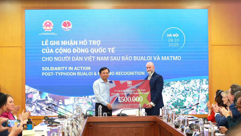 Lễ ghi nhận của cộng đồng quốc tế cho người dân Việt Nam sau bão Bualoi và Matmo.