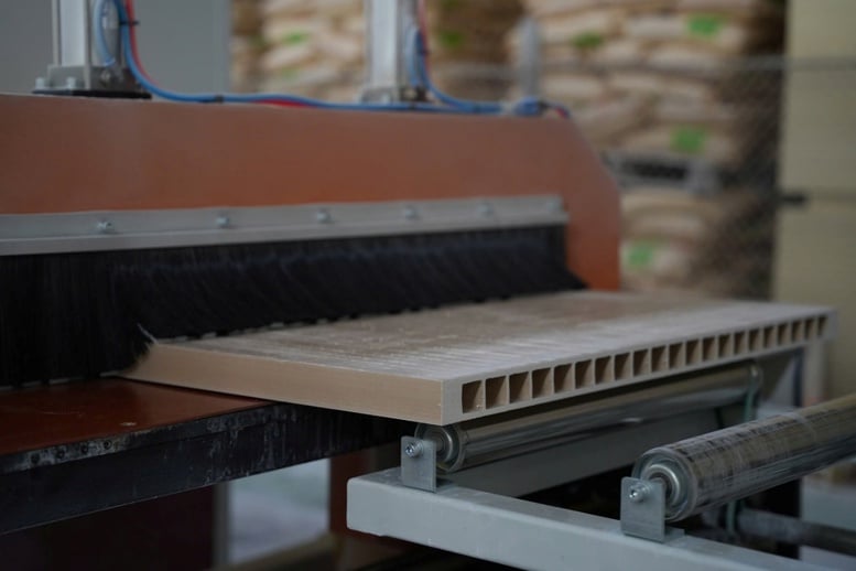 Pilotprojekt för att omvandla plastavfall till användbara träprodukter - Foto 1. Thí điểm biến rác thải nhựa thành sản phẩm gỗ hữu ích- Ảnh 1.