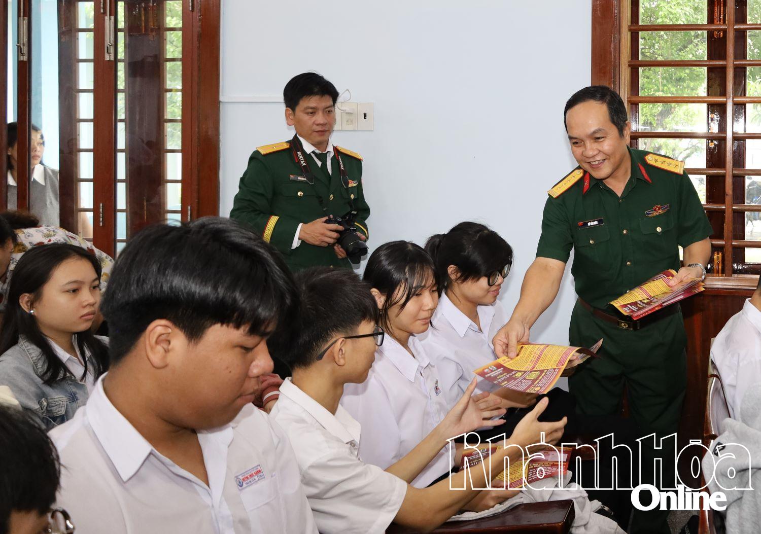 Đại tá Võ Văn Viên phát tài liệu tuyên truyền cho các em học sinh.
