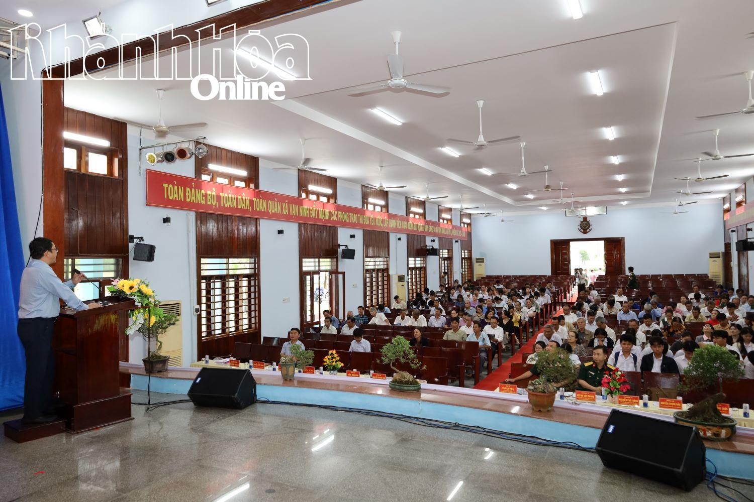 Tuyên truyền pháp luật cho các đại biểu tại xã Khánh Vĩnh.