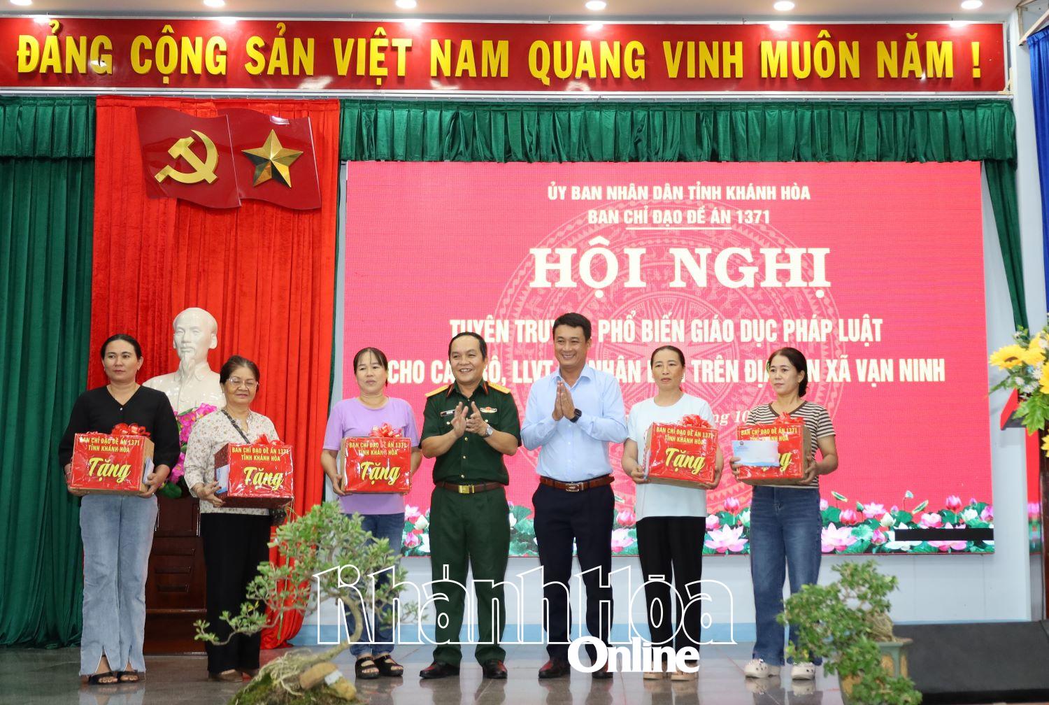 Ban tổ chức tặng quà cho các đối tượng tiêu biểu tại xã Vạn Ninh.