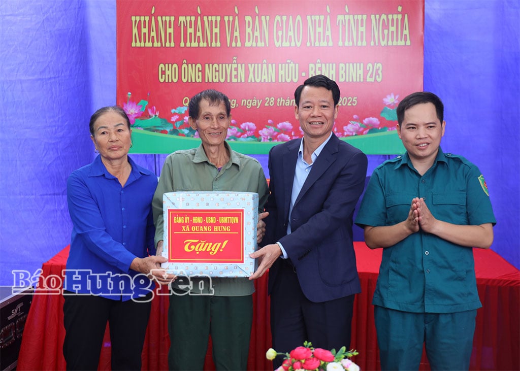 Lãnh đạo xã Quang Hưng trao quà tặng đại diện gia đình ông Nguyễn Xuân Hữu.