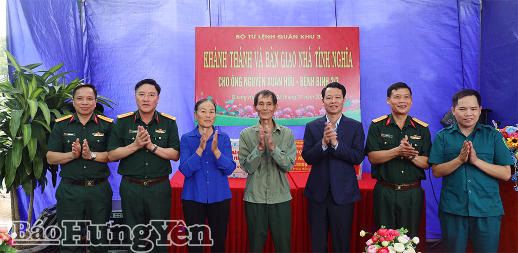 Các đại biểu chúc mừng gia đình ông Nguyễn Xuân Hữu có ngôi nhà mới khang trang, kiên cố góp phần ổn định cuộc sống.