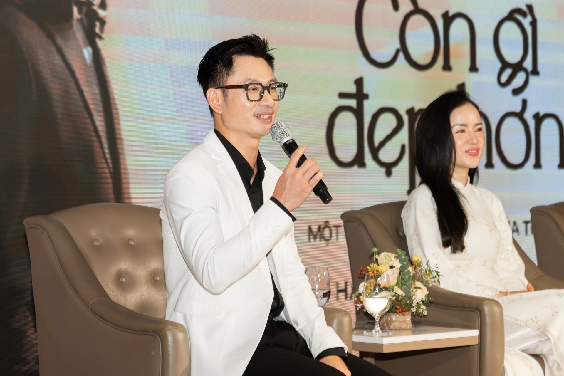 Coperta MV-ului „Ce e mai frumos” - când „Lintiță plutitoare și nori în derivă” aduc un omagiu Patriei - Foto 4. MV cover “Còn gì đẹp hơn” – khi “Bèo dạt mây trôi” cất lời tri ân Tổ quốc - Ảnh 4.