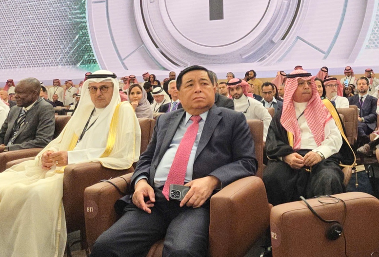Nguyễn Chi Dung miniszterelnök-helyettes részt vesz az FII9 konferencián - 1. kép. Phó Thủ tướng Nguyễn Chí Dũng tham dự Hội nghị FII9- Ảnh 1.